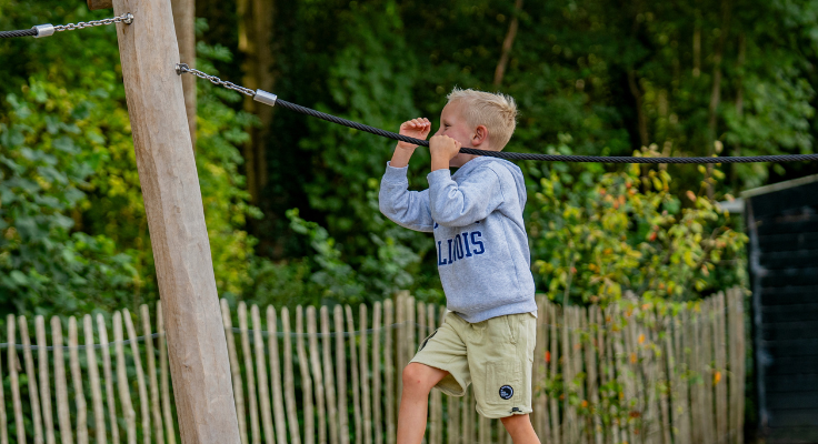 Enfant sur l'aire de jeux
